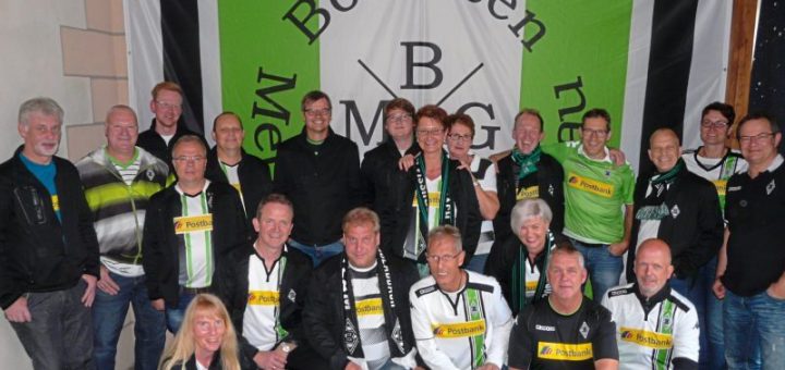 Mitglieder der Borussen Metropole Grönegau zelebrieren zum Saisonauftakt im DFB-Pokal ein Rudelgucken.