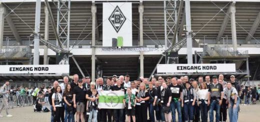Fans der Borussen Metropole Grönegau vor der Nordkurve des Borussia Parks.